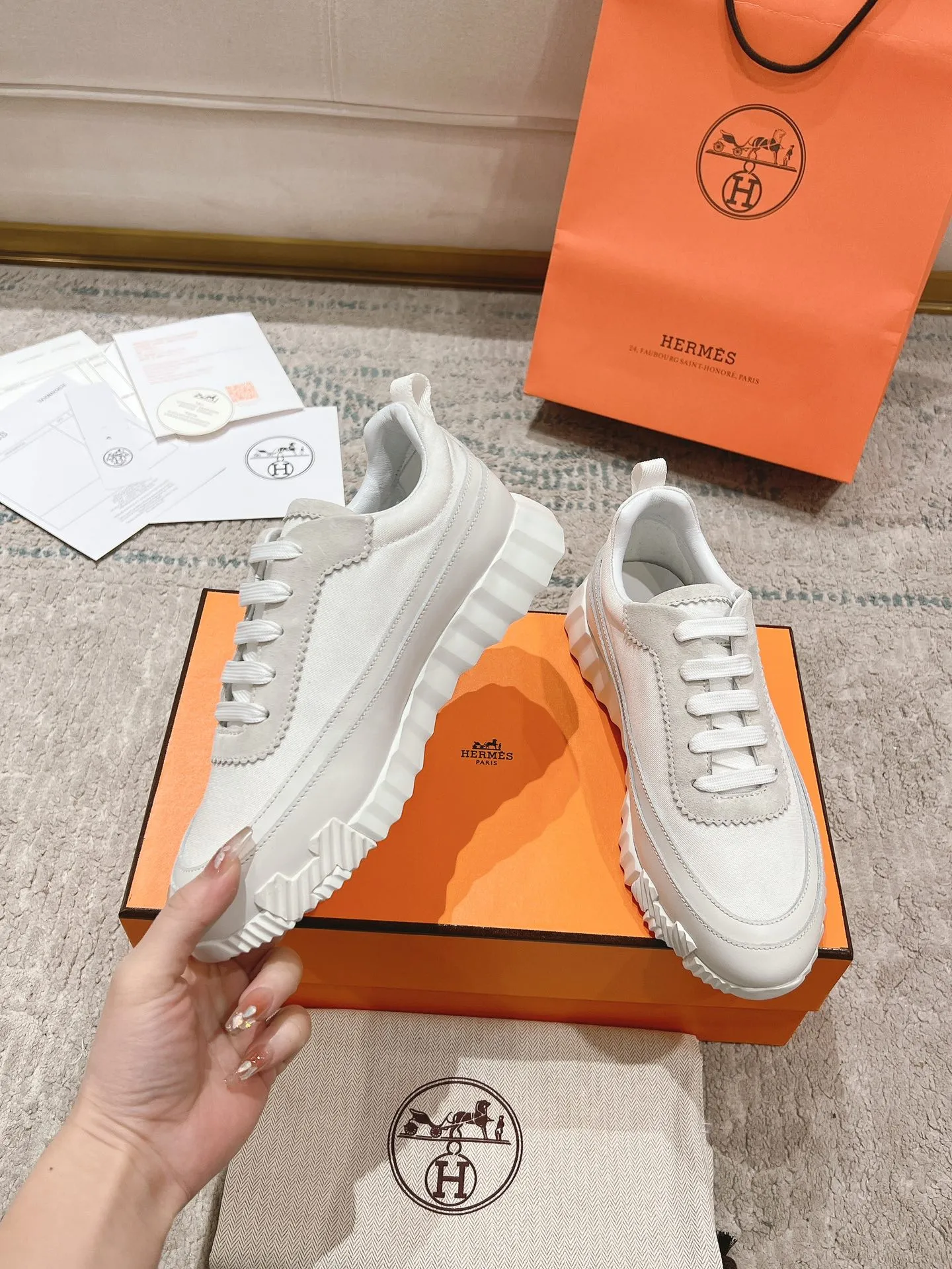 👟👟Ex-factory price 640👟👟 ‼ ️Top version 2024ss Hermès/Hermès new arrival in early autumn, casual shoes for couples👟Color-blocking design MM style, advanced fashion, simple and advanced, casual matching, very light and comfortable on the feet 🔘Upper: suede/cowhide 🔘Inner: sheepskin 🔘Outsole: original PU foam molding outsole 🔘Number of sizes: Women’s size 35-42 (40.41.42, custom made, non-refundable) Men’s size 39-46 (45.46, custom made, non-refundable) 🎁Original exquisite packaging